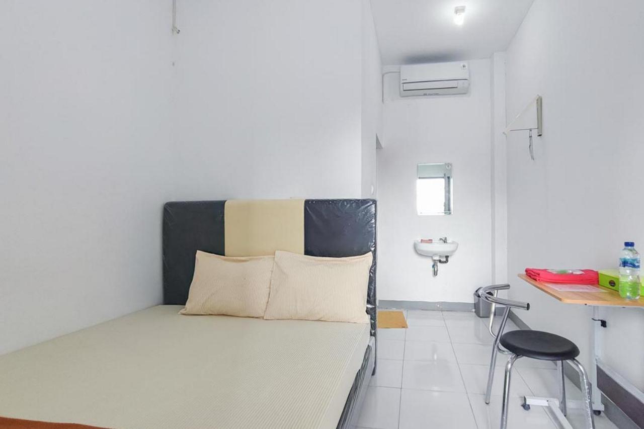 Shekinah Homestay & Cafe Waikabubak Mitra Reddoorz Exterior foto
