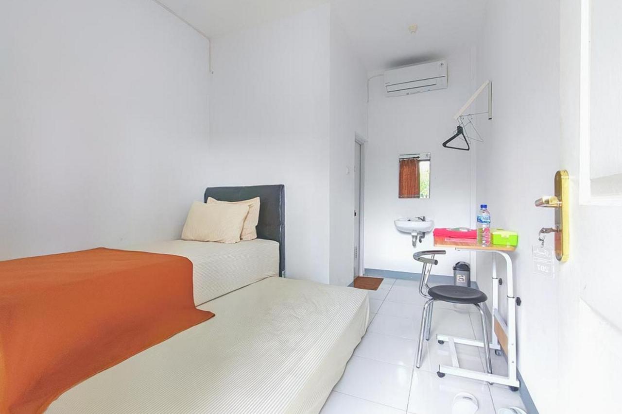 Shekinah Homestay & Cafe Waikabubak Mitra Reddoorz Exterior foto